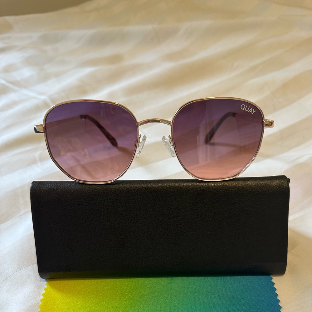 QUAY Big Time Sunglasses Rose Gold
Frame Brown Pink Gradient Lens
Unisex NWOT